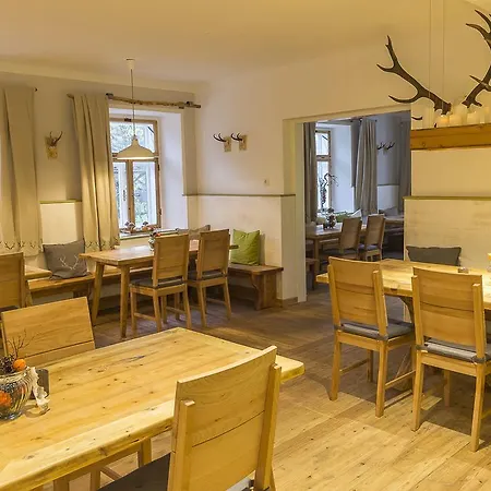 Schlosstaverne * ルンツ・アム・ゼー